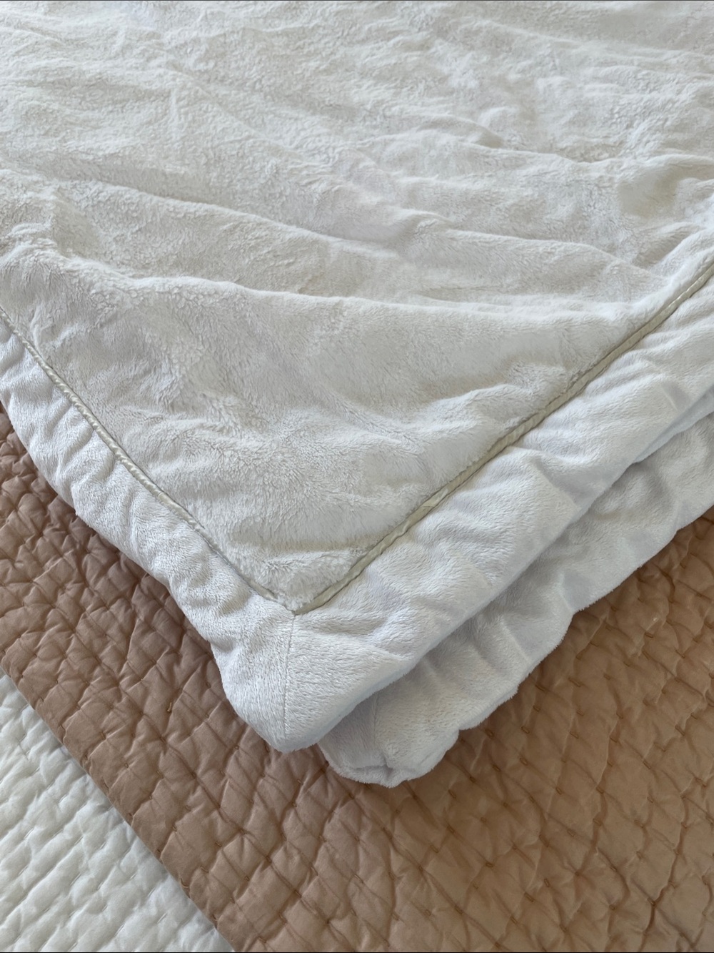 Thinsulate White Plush Blanket
